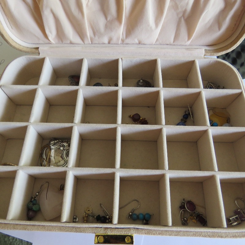 lot 271 image: Jewelry Box with jewelry
