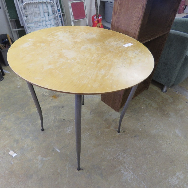 lot 292 image: Small Kitchen Table
