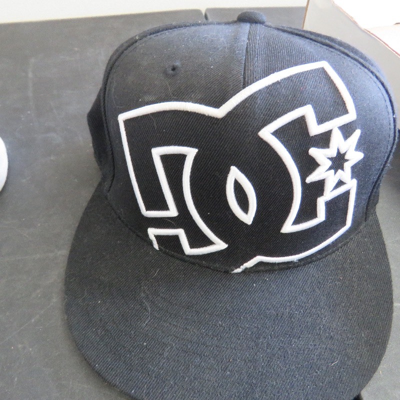 lot 305 image: Caps
