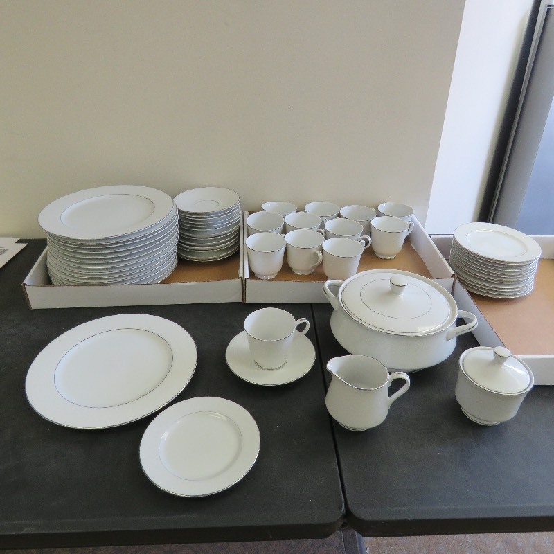 lot 314 image: China Set