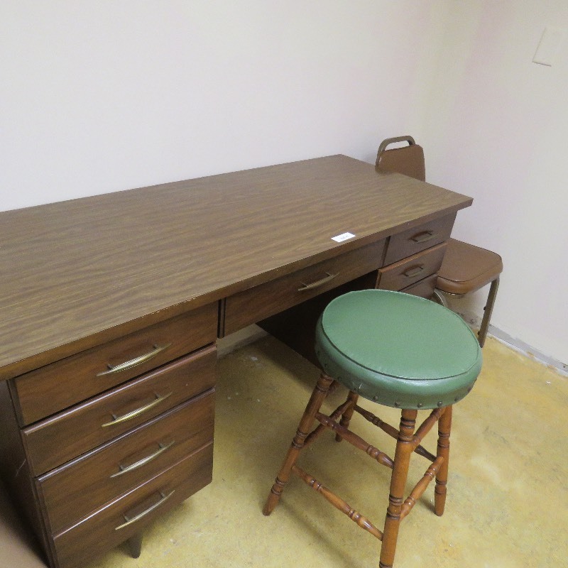 lot 354 image: Desk