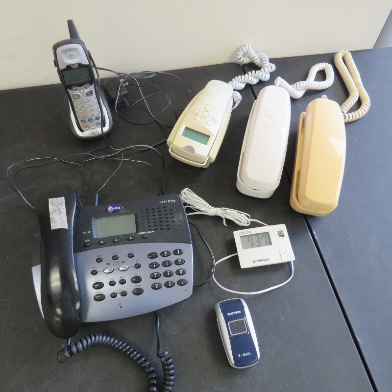 lot 365 image: Phone lot