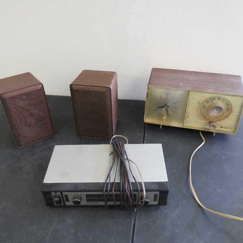 lot 372 image: Vintage radio lot