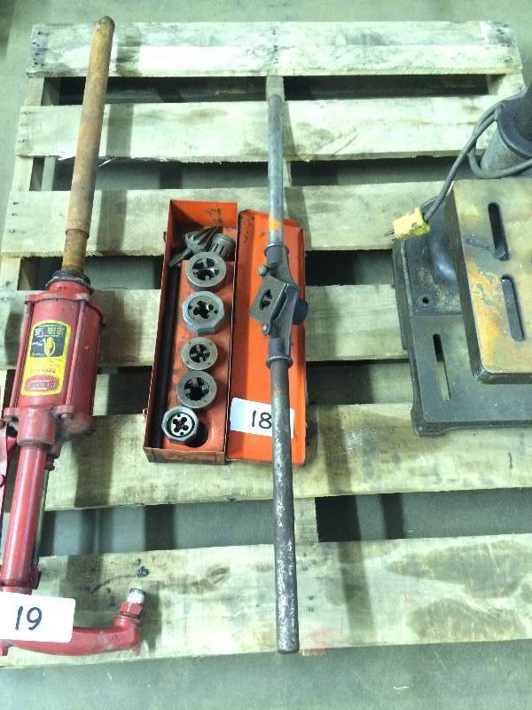Pipe thread set
