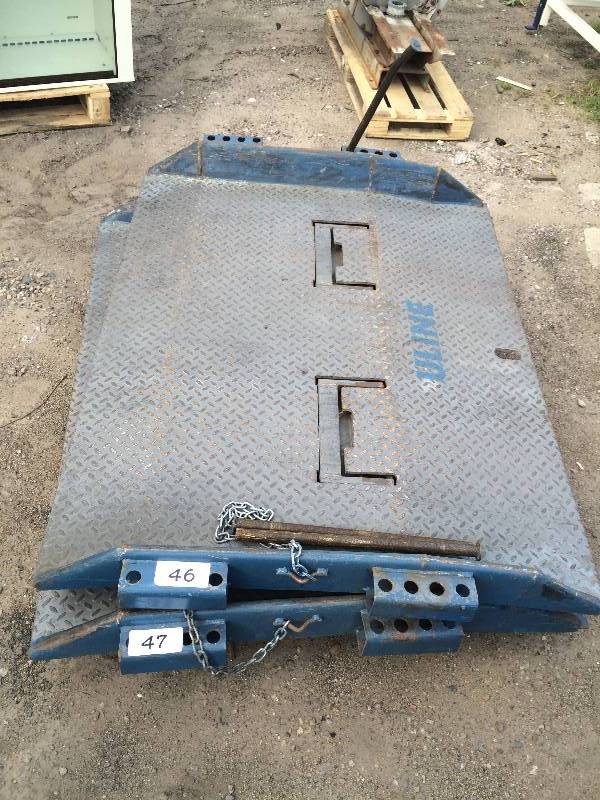 Steel dock plate