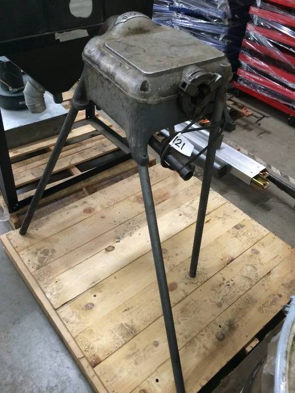 Pipe threader