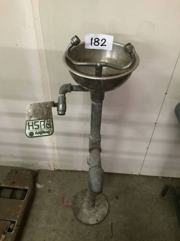 Eye wash station