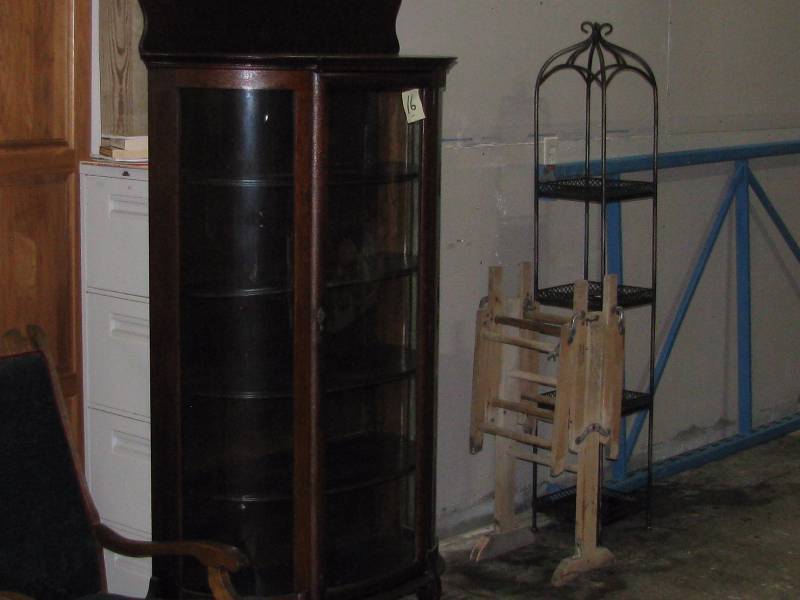 lot 16 image: Curved Glass Vintage China Cabinet