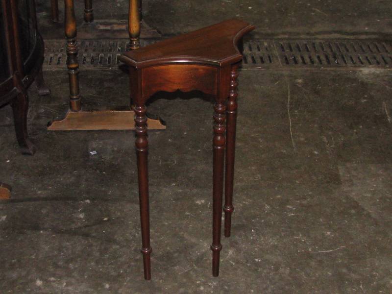 lot 19 image: 3-legged table