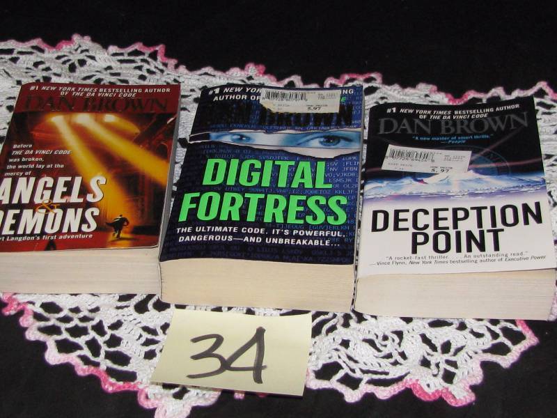 lot 34 image: Dan Brown Books