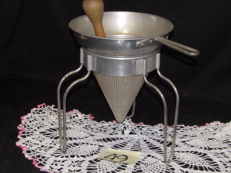 lot 49 image: Vintage Metal Canning Juicer