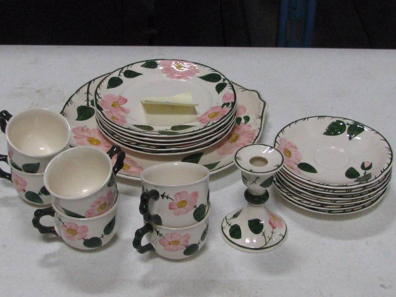 lot 69 image: 19 Piece Villeroy & Bock Wild Rose