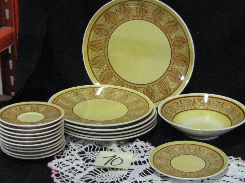 lot 70 image: 18 Piece Taylor Smith & Taylor Honey Gold