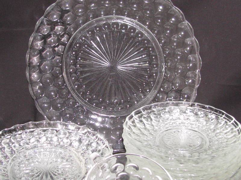 lot 72 image: 23 Piece Clear Bubble Glass