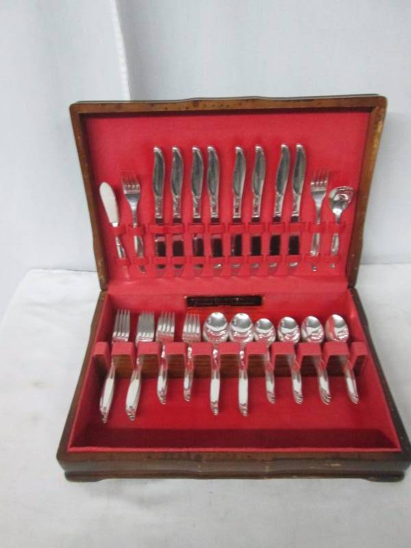 Silverware Set w Wooden Box