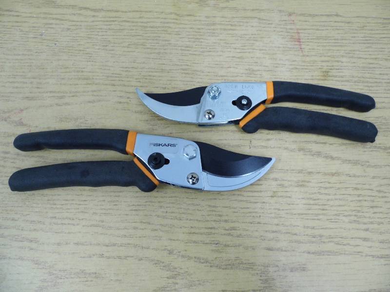 lot 18 image: 2 New Fiscars Shears