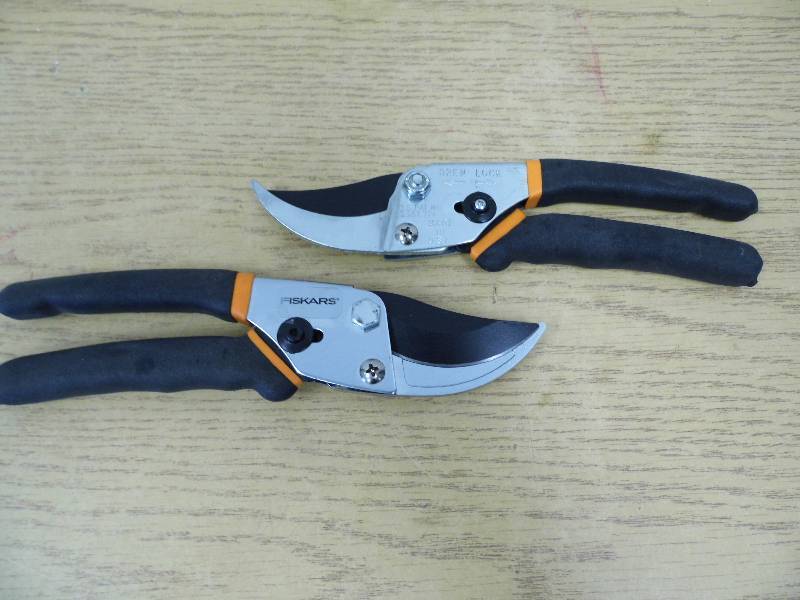 lot 19 image: 2 New Fiscars Shears