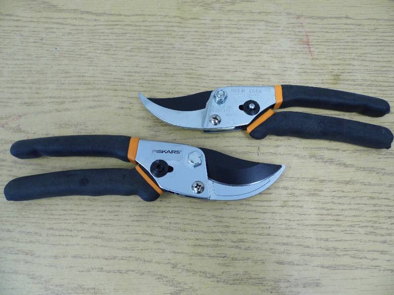lot 20 image: 2 New Fiscars Shears