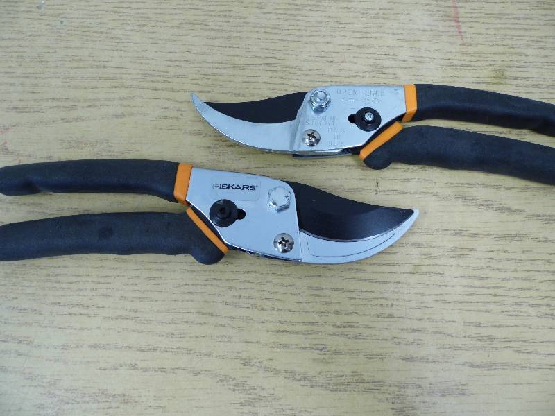 lot 21 image: 2 New Fiscars Shears