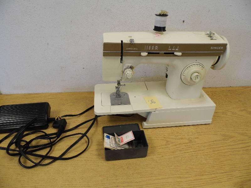 lot 28 image: Singer Sewing Machine