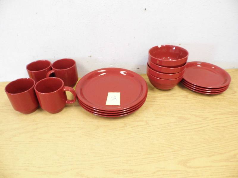lot 29 image: Mainstay Dishes