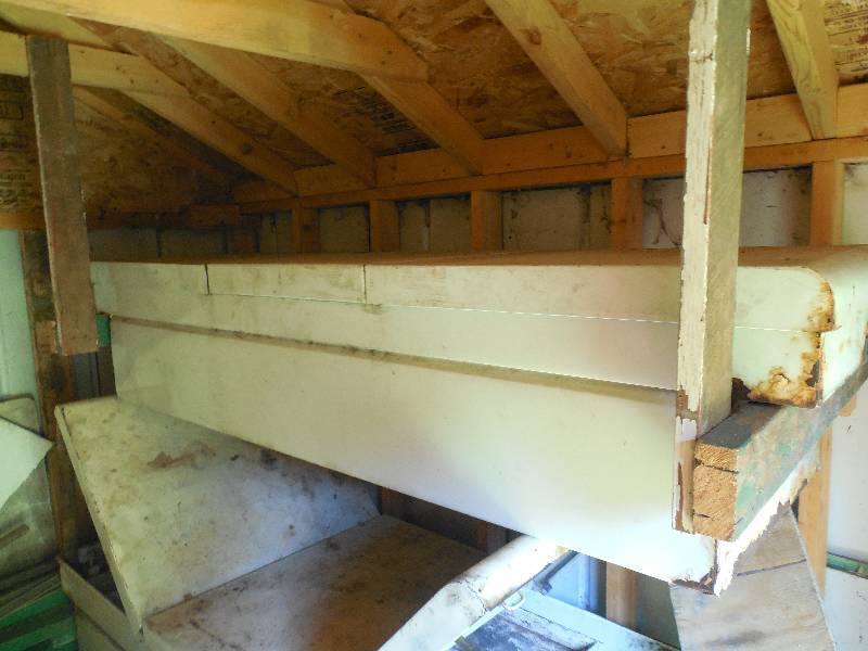 lot 4 image: TRUCK BED TOOL BOX