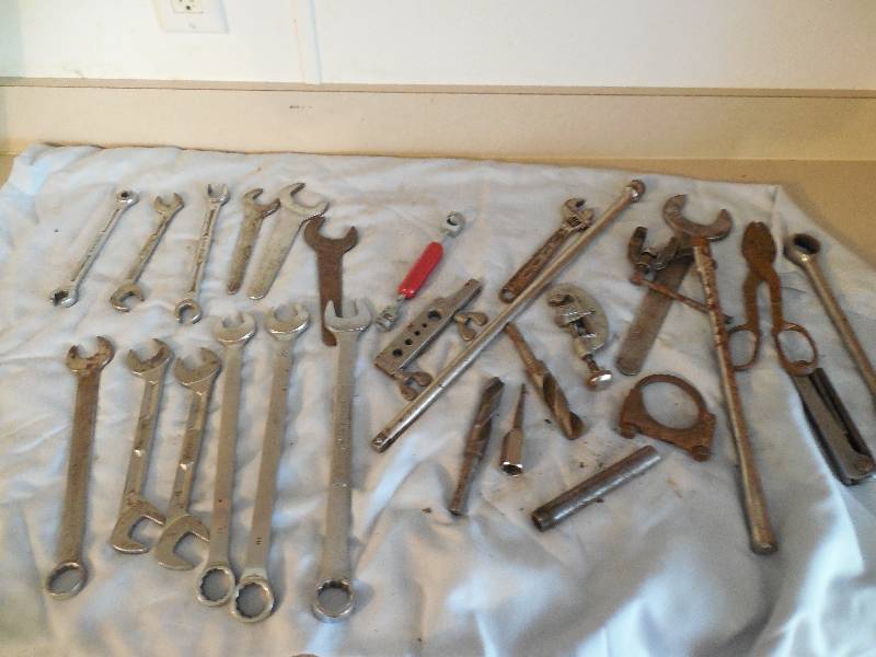 lot 12 image: 30 PIECE TOOL KIT