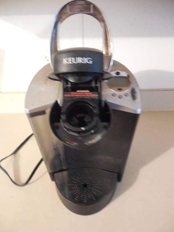 lot 14 image: KEURIG COFEE POT