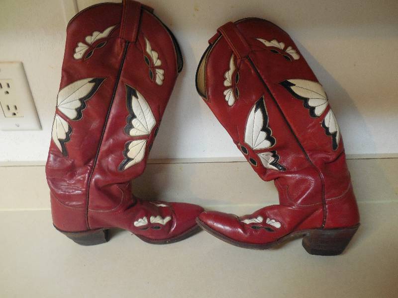 lot 15 image: RED COWBOY BOOTS