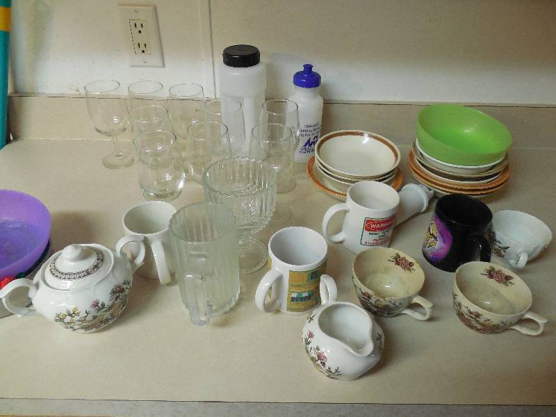 lot 18 image: 35 PIECE CUP AND BOWL LOT
