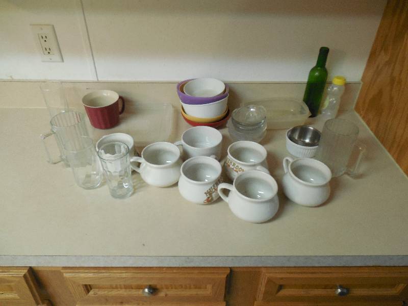 lot 21 image: 30 PIECE CUP AND BOWL LOT