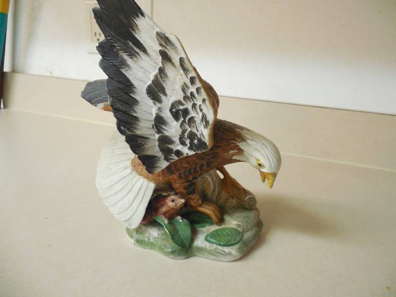 lot 22 image: CERAMIC EAGLE ORNAMENT