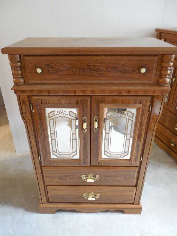 lot 26 image: CABINET STORAGE