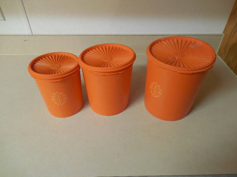 lot 32 image: 3 PIECE DRY STORAGE