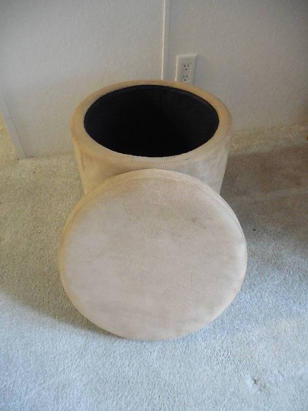 lot 33 image: STORAGESTOOL
