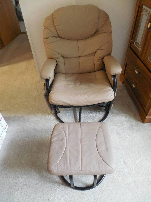 lot 34 image: ROCKER CHAIR WITH OTTOMAN
