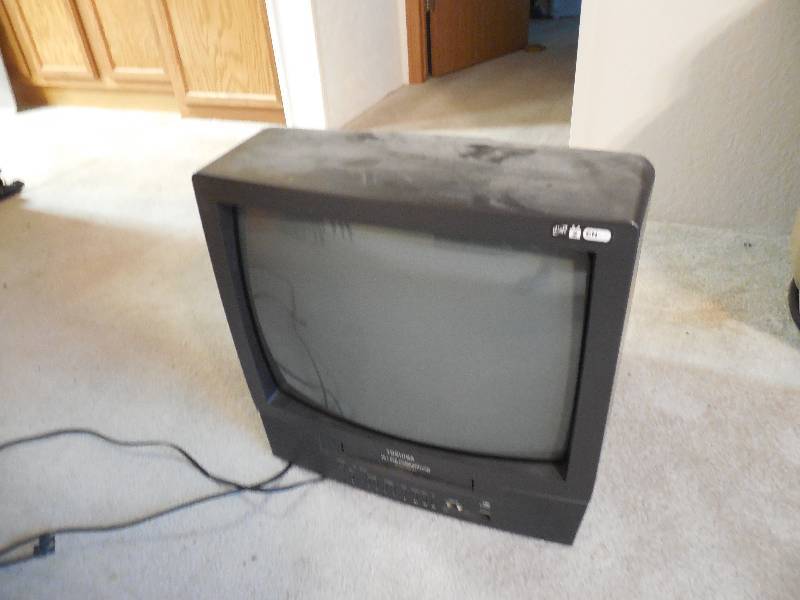 lot 36 image: 16 INCH BOX TV