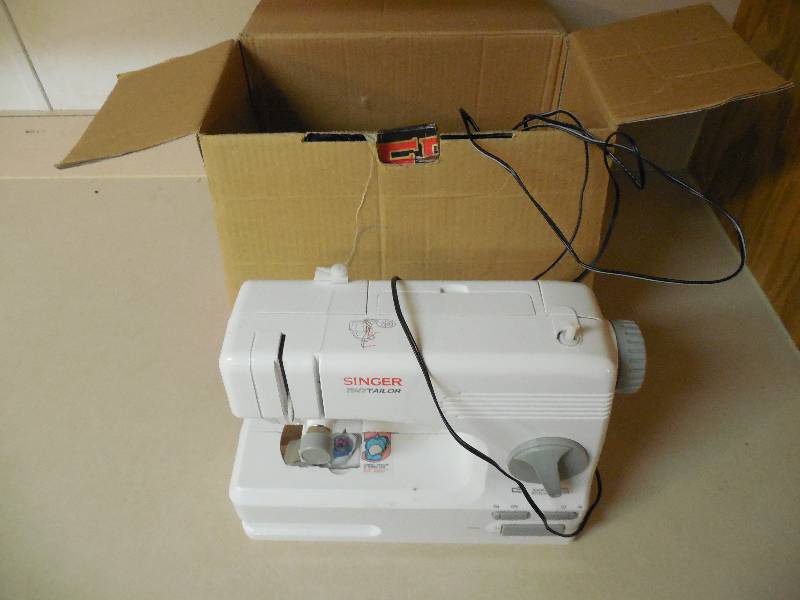 lot 46 image: SINGLER ELECTRIC SEWING MACHINE