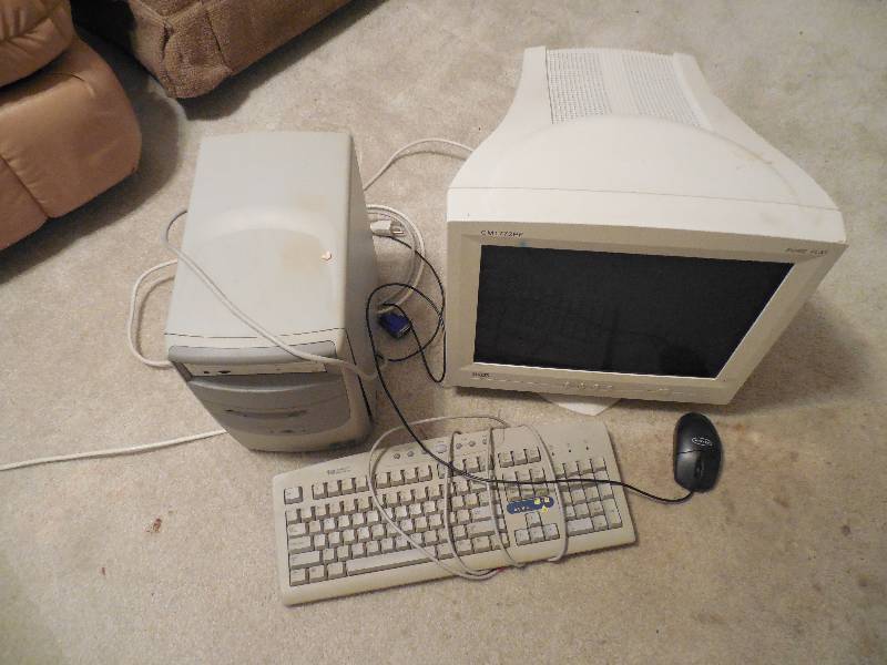 lot 49 image: OLDER COMPUTER