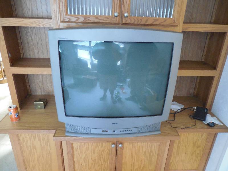 lot 60 image: 28 INCH RCA TV