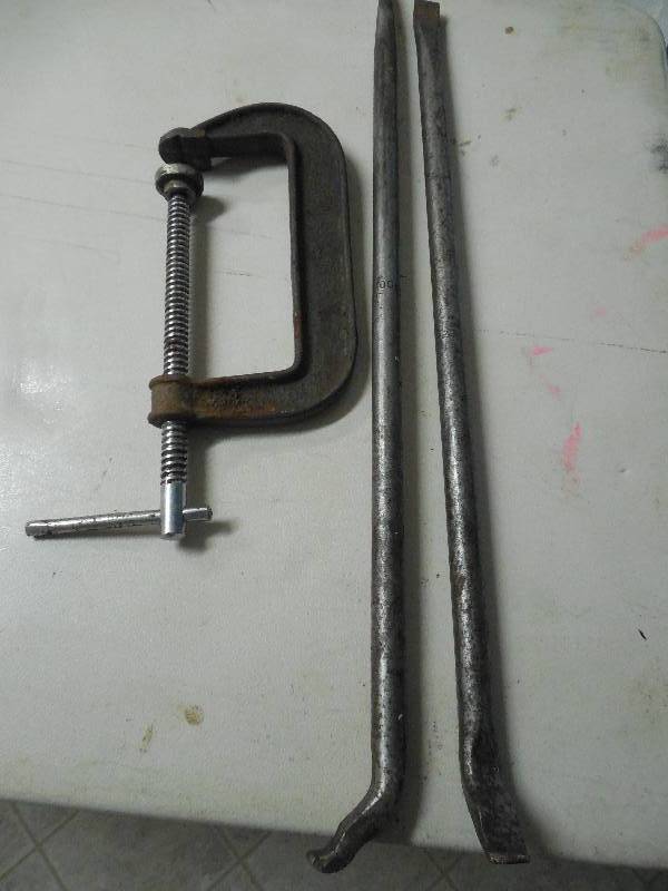 lot 62 image: 6 C CLAMP AND (2) 2 CROW BARS