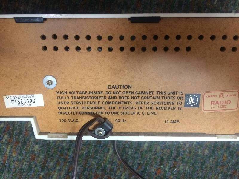 lot 1 image: Vintage Zenith, Panasonic and GE Radios
