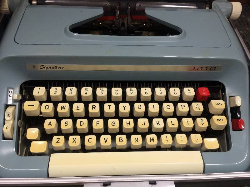lot 5 image: Vintage Signatre Typewriter