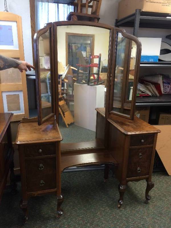 lot 26 image: Antique Vanity