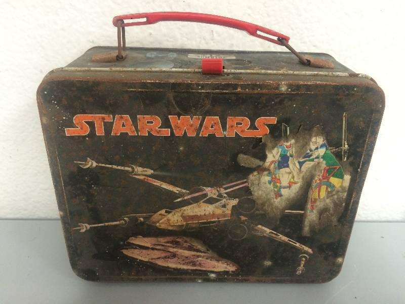 lot 18 image: Vintage Star Wars Lunch Box
