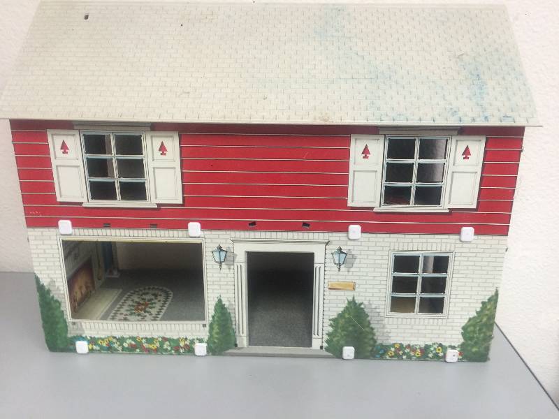 lot 32 image: Vintage Metal Dollhouse