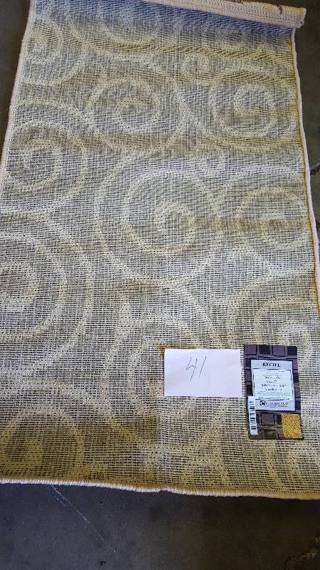 Couristan Rug - Recife size 60 x 110 in like new condition Cream background