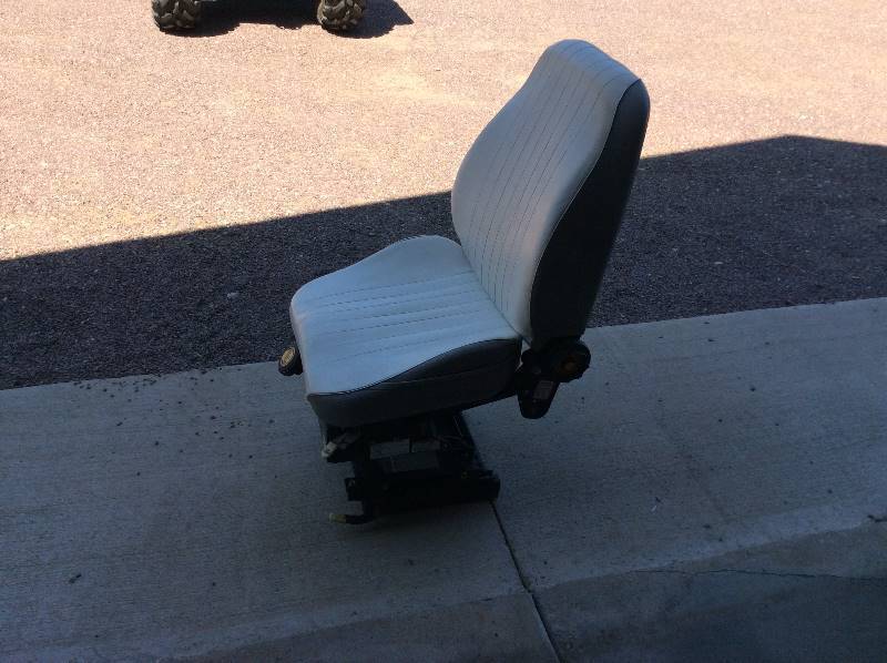 lot 5 image: Mariner MAR5560 Boat Seat