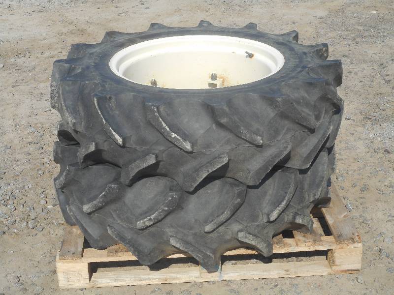lot 4 image: (2) Bridgestone AG-Tractor 12.426 ...