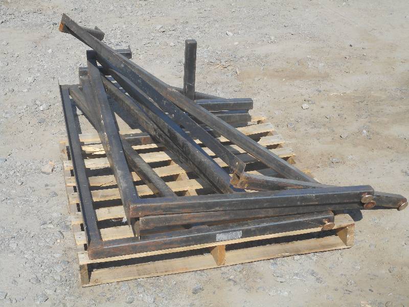 lot 8 image: (4) Black Cantilever Racking Uprigh...